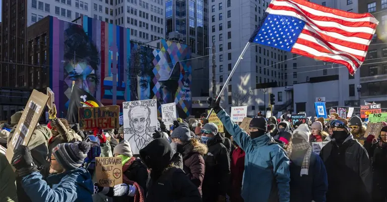 মিনিয়াপলিসে হাজারো মানুষ মিছিল